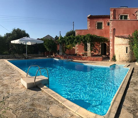 Villa met zwembad bij zonsondergang