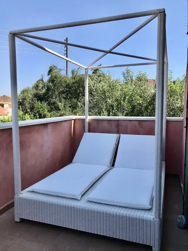 Balkon hoofdslaapkamer met hemelsbed en uitzicht — Spiti Athinà, Gavalochori, Kreta