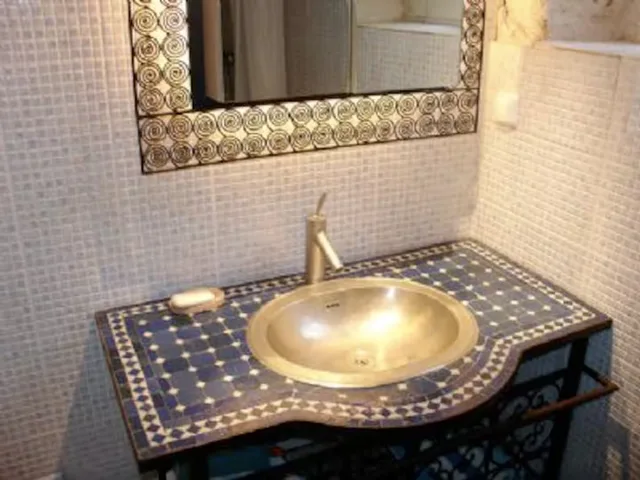 Badkamer beneden met mozaïek wastafel — Spiti Athinà, Gavalochori, Kreta