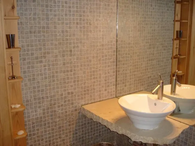 Badkamer boven met wastafel en mozaïektegels — Spiti Athinà, Gavalochori, Kreta