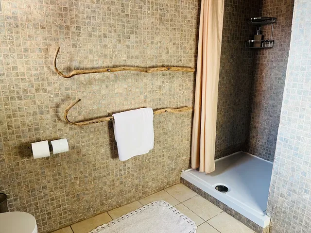 Badkamer boven met inloopdouche — Spiti Athinà, Gavalochori, Kreta