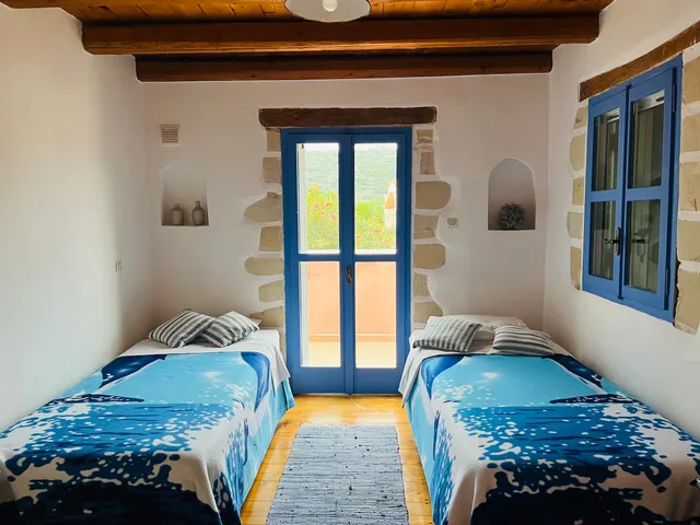 Tweede slaapkamer eerste verdieping met balkon — twee eenpersoonsbedden (90×210 cm) — Spiti Athinà, Gavalochori, Kreta