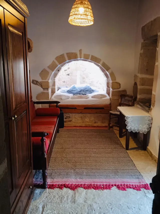 Derde slaapkamer boven detail met blauw raam — Spiti Athinà, Gavalochori, Kreta