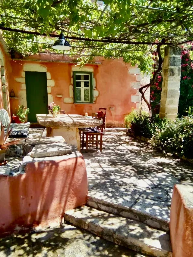 Het terras onder de wijnranken — Spiti Athinà, Gavalochori, Kreta