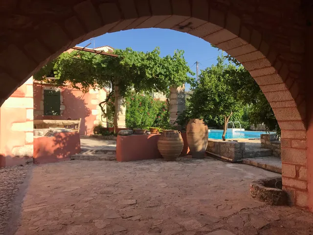 De ingang van het domein door de stenen boog — Spiti Athinà, Gavalochori, Kreta