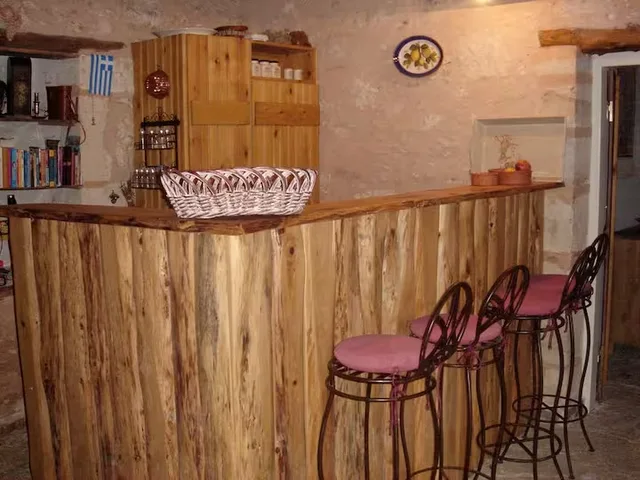 Houten bar in de keuken met barkrukken — Spiti Athinà, Gavalochori, Kreta