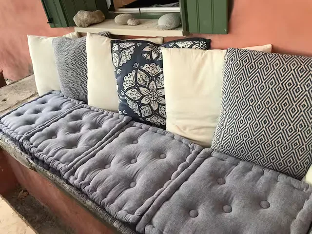 Kussens op de zitbank op het terras — Spiti Athinà, Gavalochori, Kreta