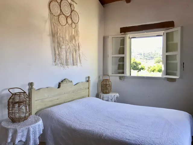 Hoofdslaapkamer op de eerste verdieping met uitzicht — Spiti Athinà, Gavalochori, Kreta