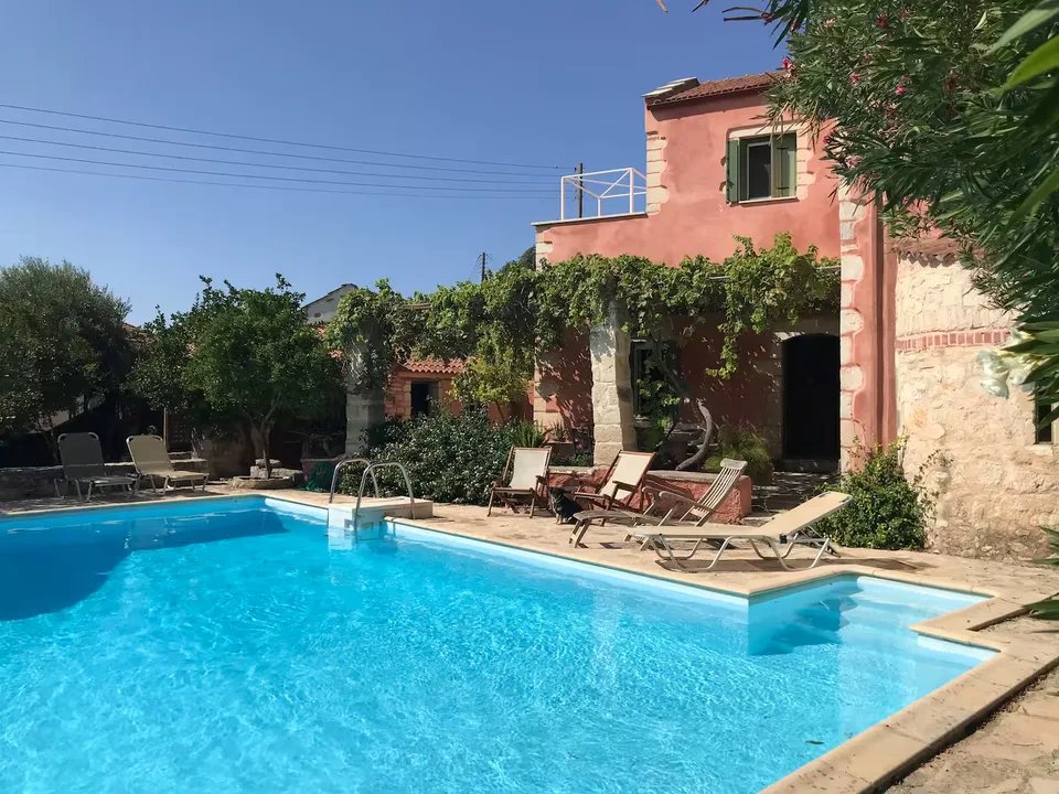 Groot privézwembad (6×10m) met uitzicht op de villa — Spiti Athinà, Gavalochori, Kreta