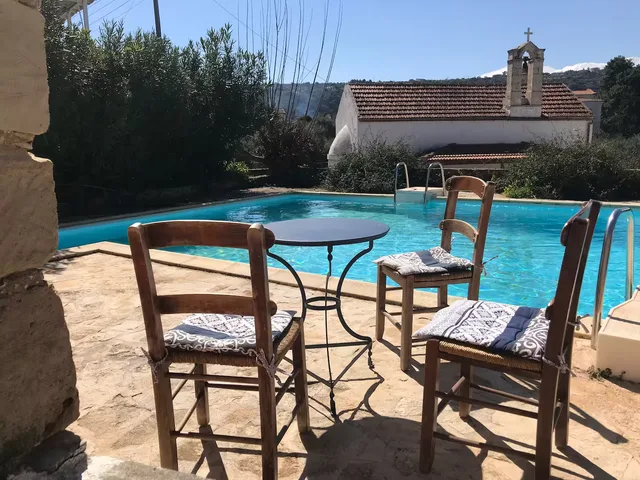 Uitzicht op het terras, de tuin en het zwembad — Spiti Athinà, Gavalochori, Kreta