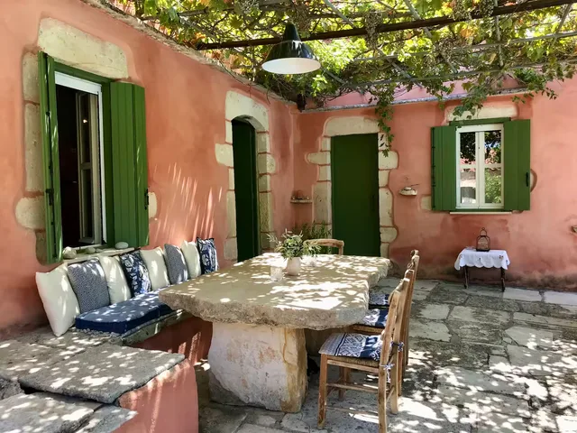 De stenen tafel op het terras — Spiti Athinà, Gavalochori, Kreta