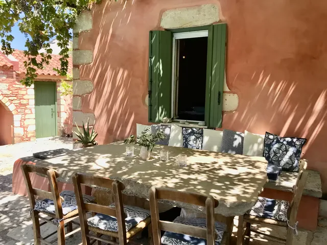 De stenen tafel op het terras — Spiti Athinà, Gavalochori, Kreta
