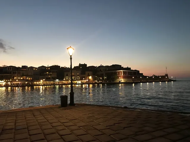 De pittoreske oude haven van Chania bij zonsondergang — West-Kreta, Griekenland